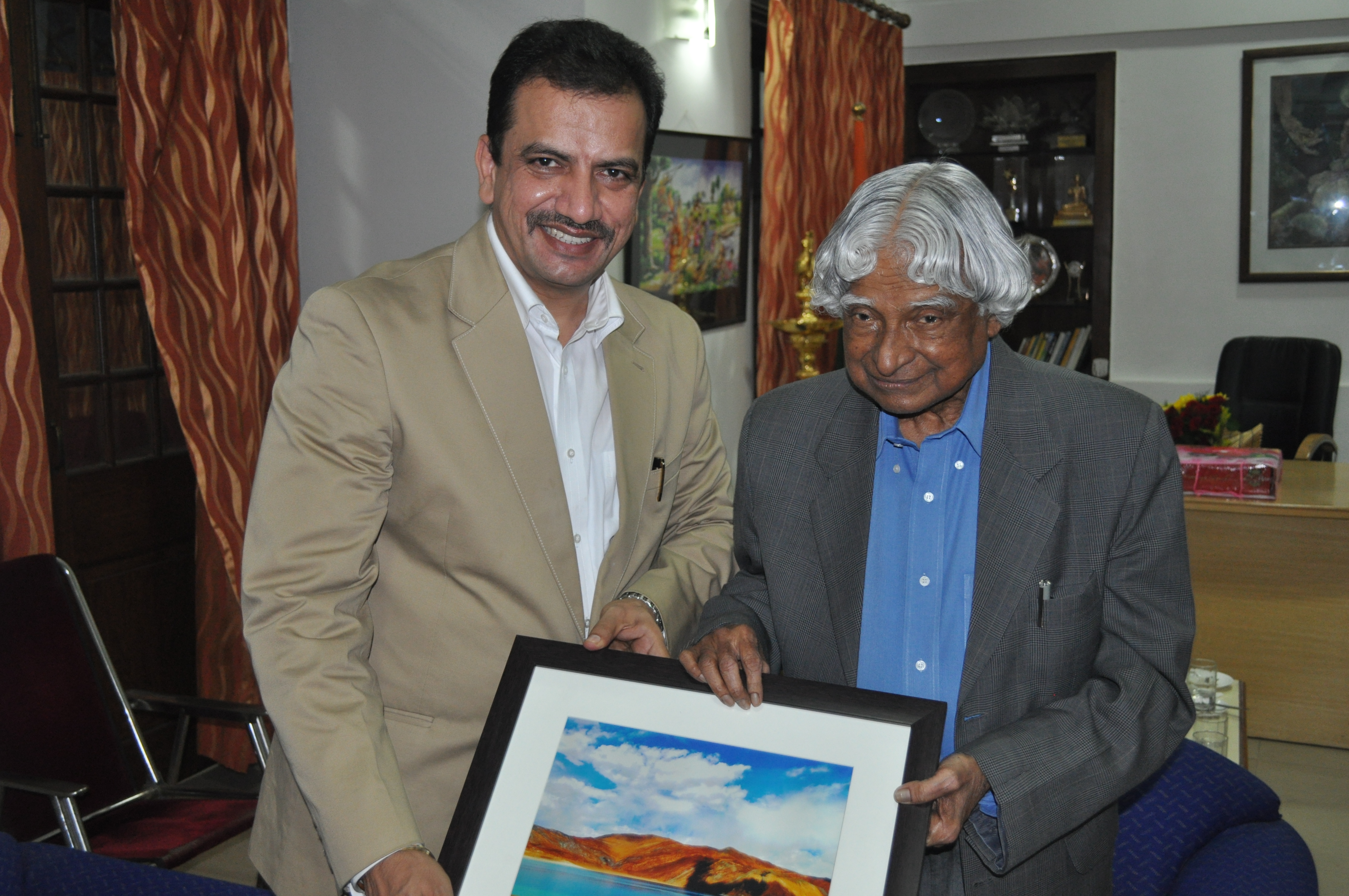 Bharat Ratna Dr. Kalam being felicitated by Surinder S Rathi -File Picture