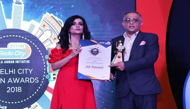Shivani Kashyap honoring AB Tutorials Pvt Ltd Director Mr. Gaurav Bhatara for Excellence in Law exam Training & Preparation