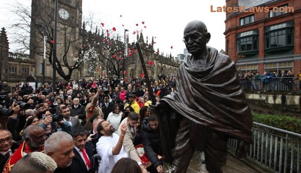 Mahatma Gandhi Statue in MANCHESTER, pic by: BBC