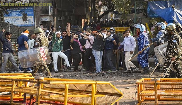 Delhi Violence, pic by: The Tribune