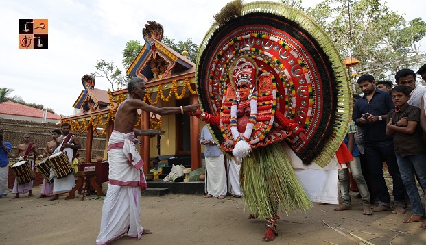 Madayil_Chamundi_Theyyam_at_Thayineri_Sree_Kurinji_Temple_2271.jpg